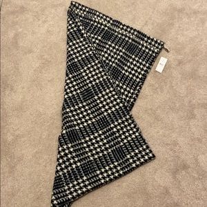 Black and white women’s scarf